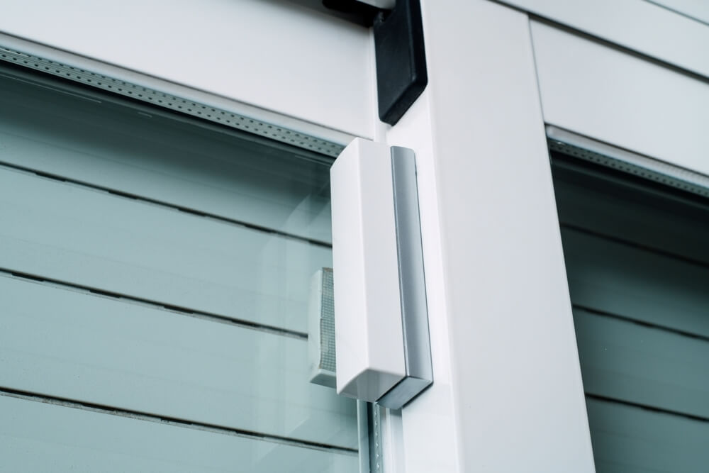 Czujnik zbicia szyby – dlaczego warto się na niego zdecydować?